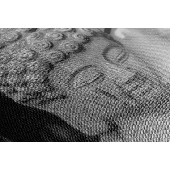 Obraz socha Budhu v kvetinovej záhrade v čiernobielom prevedení