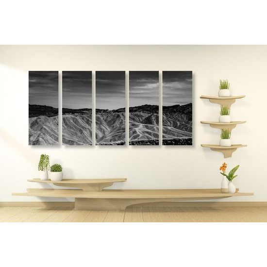 5-dielny obraz americké údolie smrti v čiernobielom prevedení