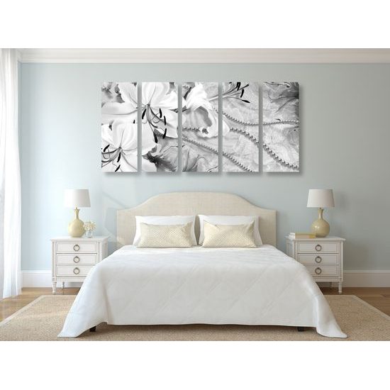 5-dielny obraz zátišie s ľáliami a perlami v čiernobielom prevedení