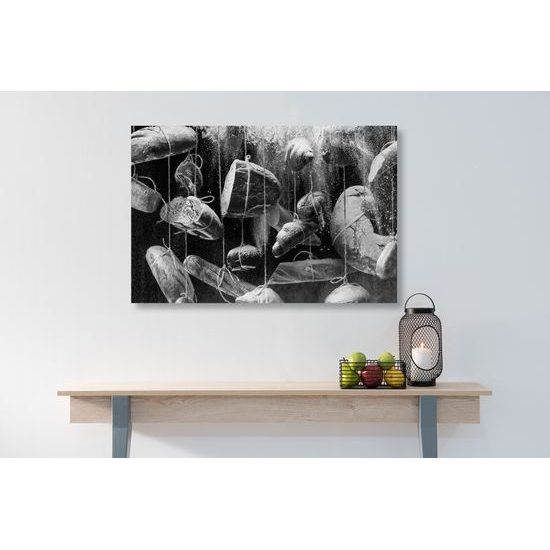 Obraz visiace pečivo v čiernobielom prevedení