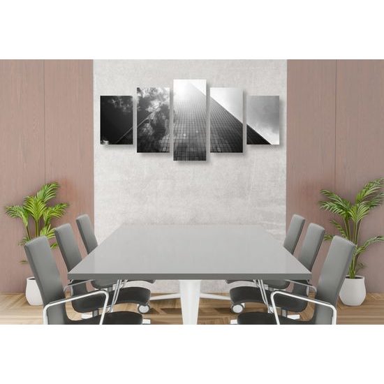5-dielny obraz krása modernej architektúry v čiernobielom prevedení