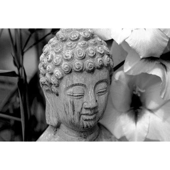 Obraz socha Budhu v kvetinovej záhrade v čiernobielom prevedení