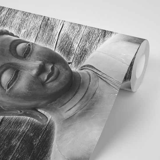 Samolepiaca fototapeta Budha pri drevenom pozadí v čiernobielom prevedení