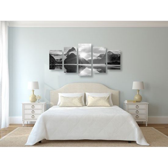 5-dielny obraz dychberúci východ slnka na Novom Zélande v čiernobielom prevedení