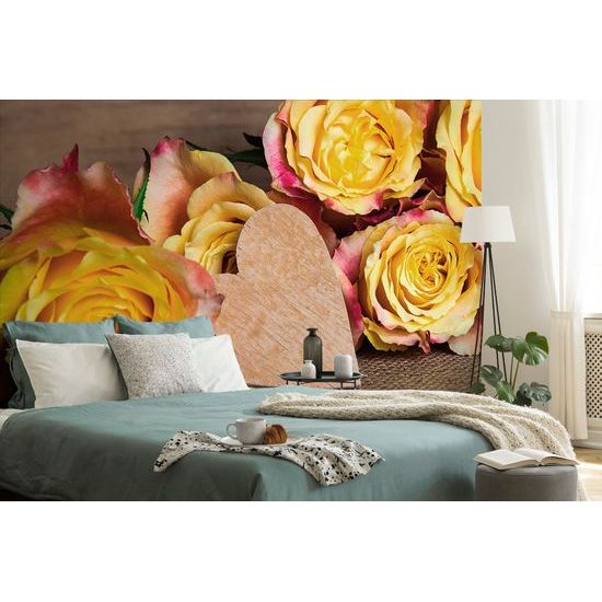 Samolepiaca fototapeta žlté ruže s dreveným srdcom