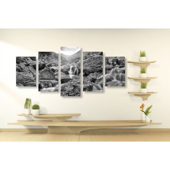 5-dielny obraz nádherné vodopády v čiernobielom prevedení
