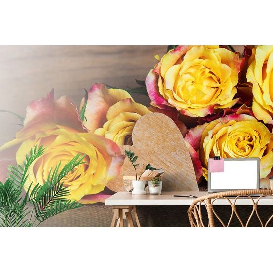 Samolepiaca fototapeta žlté ruže s dreveným srdcom