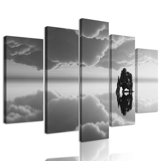 5-dielny obraz skala uprostred mora v čiernobielom prevedení