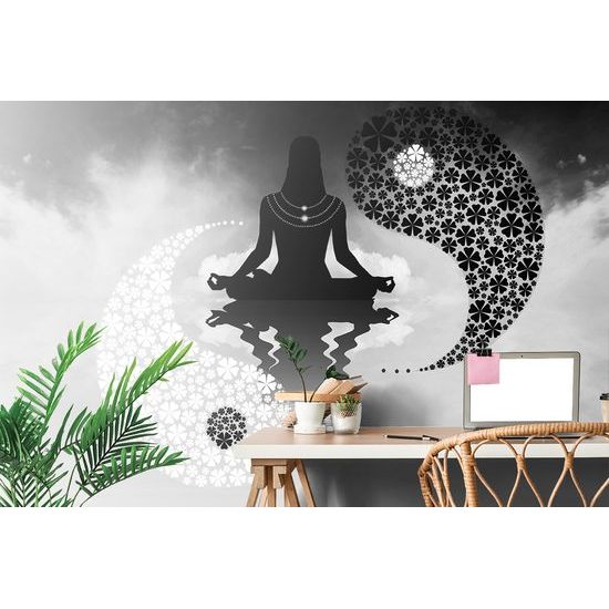 Samolepiaca tapeta jóga v objatí jin a jang v čiernobielom prevedení