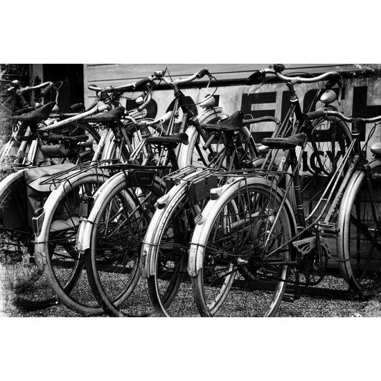 Obraz historické bicykle v čiernobielom prevedení