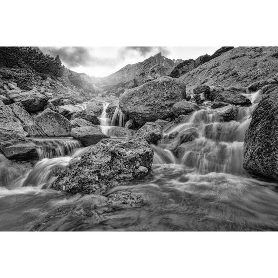 Samolepiaca tapeta čiernobiele vodopády uprostred hôr