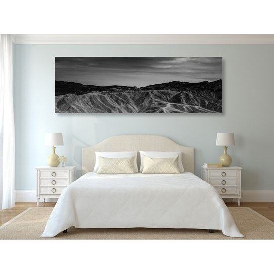 Obraz americké údolie smrti v čiernobielom prevedení