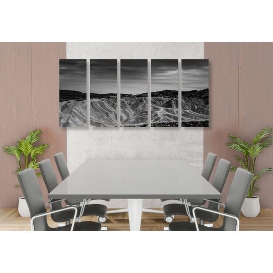 5-dielny obraz americké údolie smrti v čiernobielom prevedení