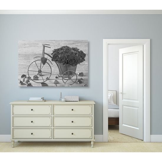 Obraz čiernobiela kytica ruží v železnom črepníku