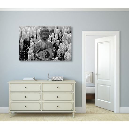 Obraz Budha na levandulovej lúke v čiernobielom prevedení