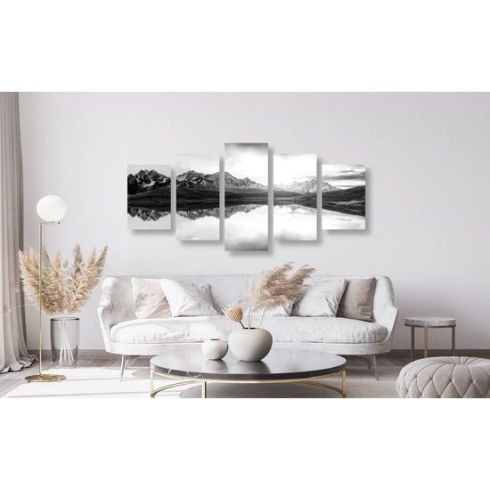5-dielny obraz fascinujúci západ slnka nad horským plesom v čiernobielom prevedení
