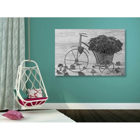 Obraz čiernobiela kytica ruží v železnom črepníku