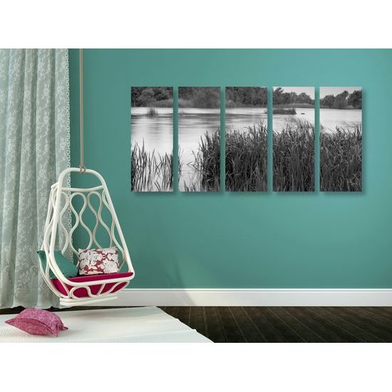 5-dielny obraz slnečné lúče nad riekou v čiernobielom prevedení