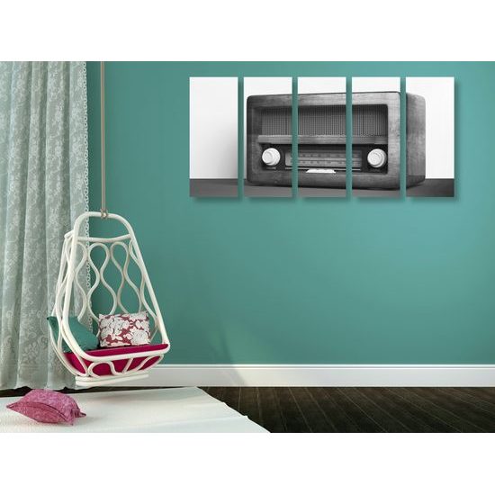 5-dielny obraz staré rádio v čiernobielom prevedení