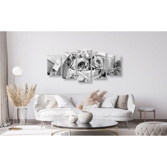 5-dielny obraz zátišie plné ruží v čiernobielom prevedení
