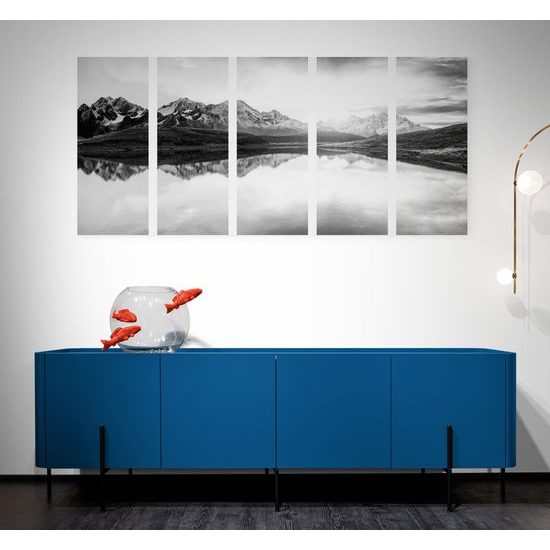 5-dielny obraz fascinujúci západ slnka nad horským plesom v čiernobielom prevedení