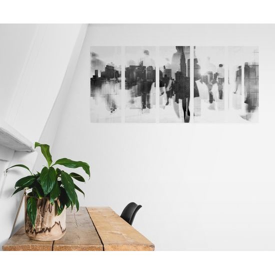 5-dielny obraz odrazy ľudí v rušnom meste v čiernobielom prevedení