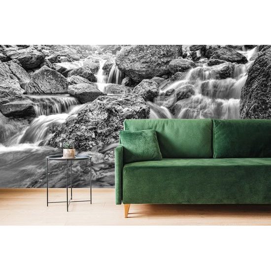 Samolepiaca tapeta čiernobiele vodopády uprostred hôr
