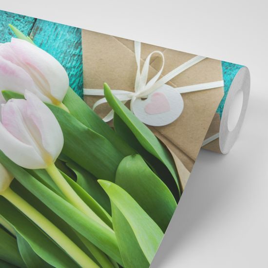 Fototapeta tulipány s obálkou na drevenom pozadí