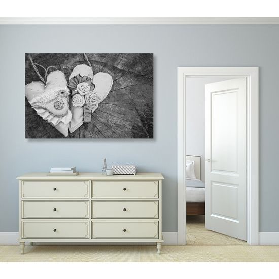 Obraz vyšívané srdiečka a vtáčik na pníku v čiernobielom prevedení