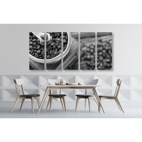 5-dielny obraz kvalitné zrnká kávy v čiernobielom prevedení