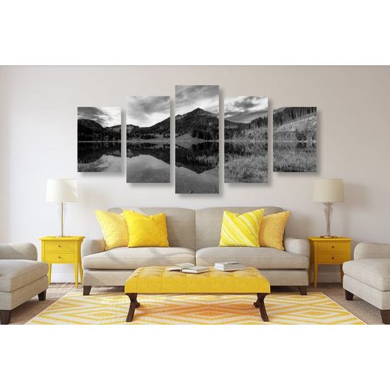 5-dielny obraz jazero medzi horami v čiernobielom prevedení