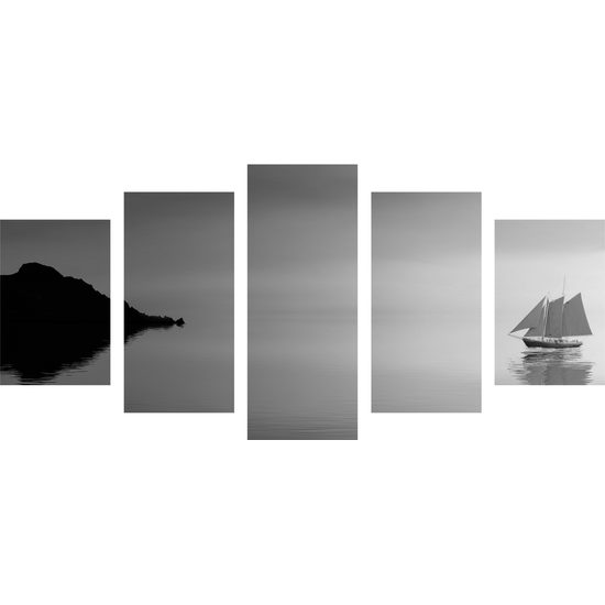5-dielny obraz loďka na šírom mori v čiernobielom prevedení