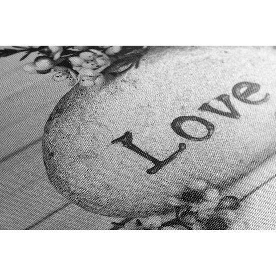 Obraz kameň s vyritým nápisom Love v čiernobielom prevedení