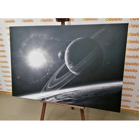 Obraz planéty v tajuplnom vesmíre v čiernobielom prevedení