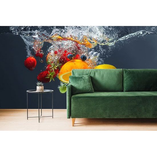 Okúzľujúca fototapeta padajúce ovocie do vody