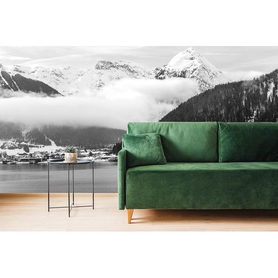 Samolepiaca fototapeta zasnežené pohorie v čiernobielom prevedení