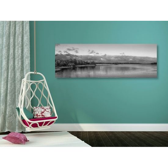 Obraz osamelý dom pri jazere v čiernobielom prevedení