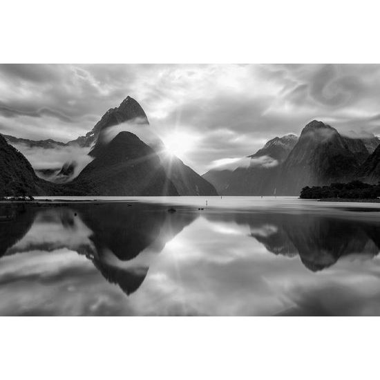 Obraz dychberúci východ slnka na Novom Zélande v čiernobielom prevedení