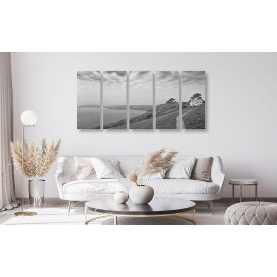 5-dielny obraz dom pri mori v čiernobielom prevdení