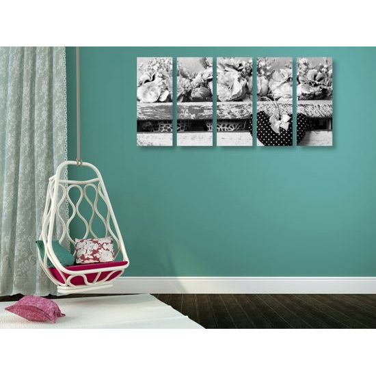 5-dielny obraz kvety karafiátu a srdiečko v čiernobielom prevedení