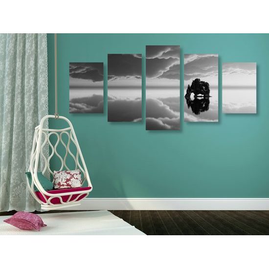 5-dielny obraz skala uprostred mora v čiernobielom prevedení