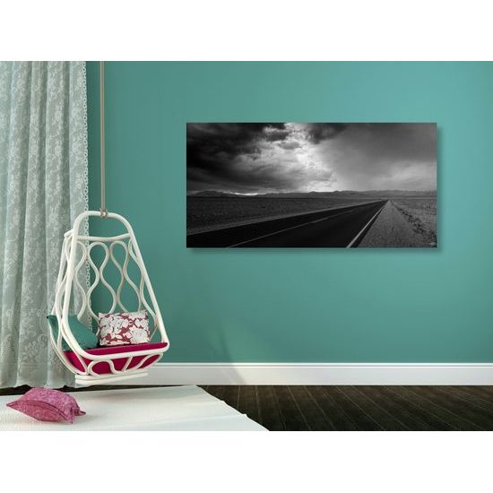 Obraz nekonečná cesta púšťou v čiernobielom prevedení