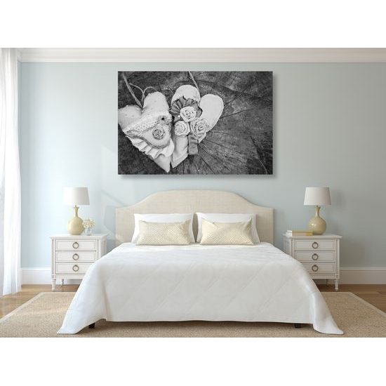 Obraz vyšívané srdiečka a vtáčik na pníku v čiernobielom prevedení