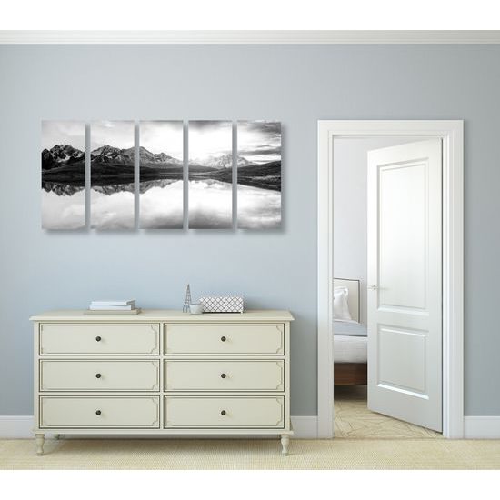 5-dielny obraz fascinujúci západ slnka nad horským plesom v čiernobielom prevedení