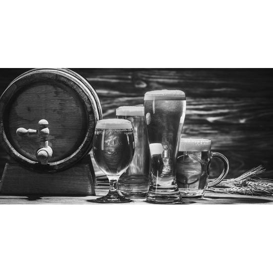 Obraz pivo s dokonalou penou v čiernobielom prevedení