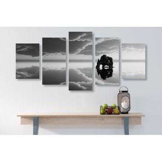 5-dielny obraz skala uprostred mora v čiernobielom prevedení