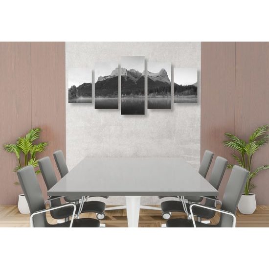 5-dielny obraz majestátna hora v čiernobielom prevedení