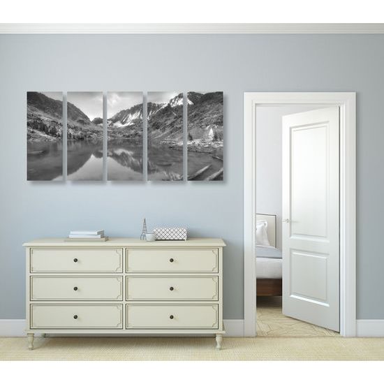 5-dieny obraz nedotknuté vysohorské pleso v čiernobielom prevedení