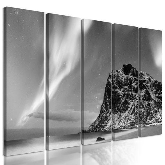 5-dielny obraz polárna žiara v Nórsku v čiernobieom prevedení