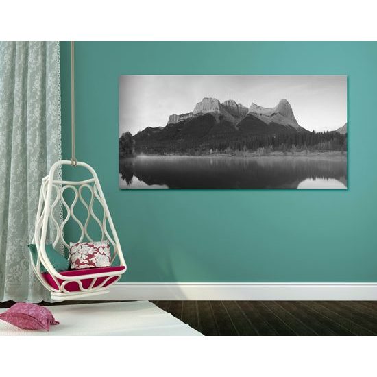 Obraz majestátna hora v čiernobielom prevedení